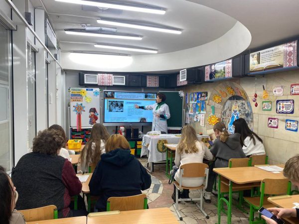 On 08.01.2024, Associate Professor of the Department Liudmyla Petrovska held a lecture at the metro school for high school students of the Osnovyansky district (lyceums 7, 35, 41) with the performance of practical work "Cosmetic cream is beauty and health in one bottle"