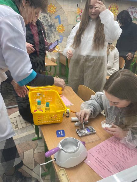 On 08.01.2024, Associate Professor of the Department Liudmyla Petrovska held a lecture at the metro school for high school students of the Osnovyansky district (lyceums 7, 35, 41) with the performance of practical work "Cosmetic cream is beauty and health in one bottle"